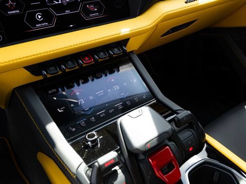 Used 2025 Lamborghini Urus SE AWD/4WD image 24