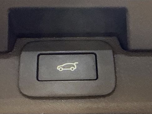 Used 2024 Land Rover Discovery Metropolitan Edition image 15