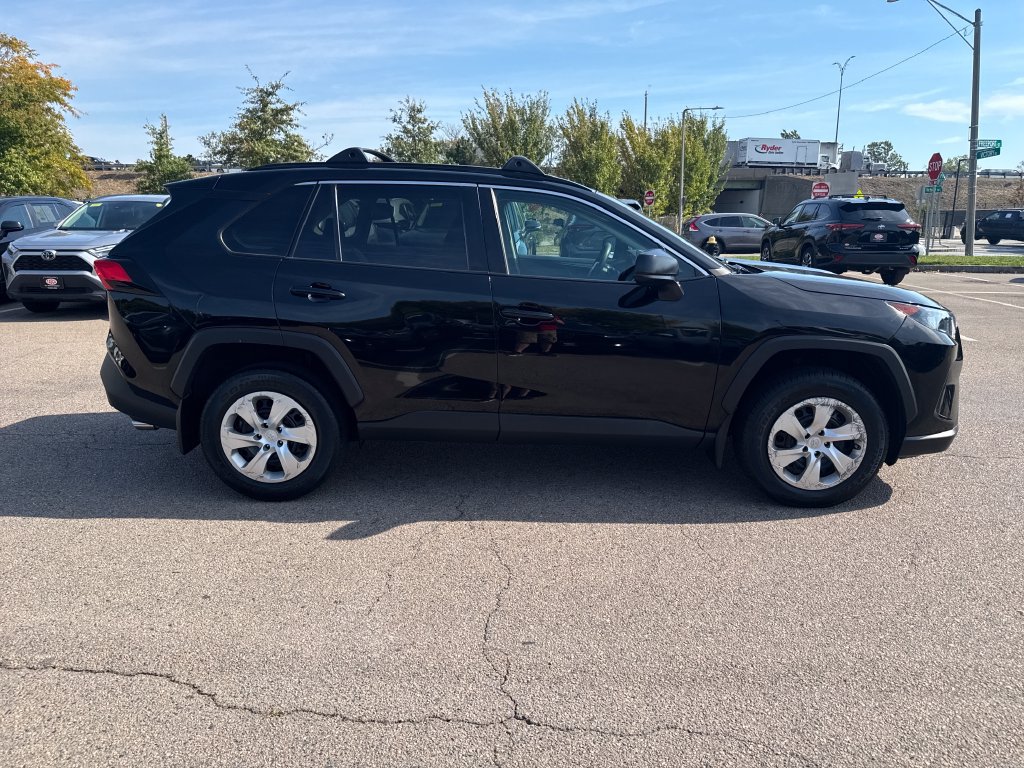 Used 2021 Toyota RAV4 LE AWD/4WD image 9