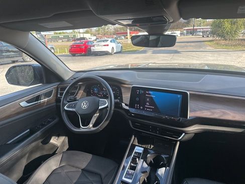 Used 2025 Volkswagen Atlas SE image 8