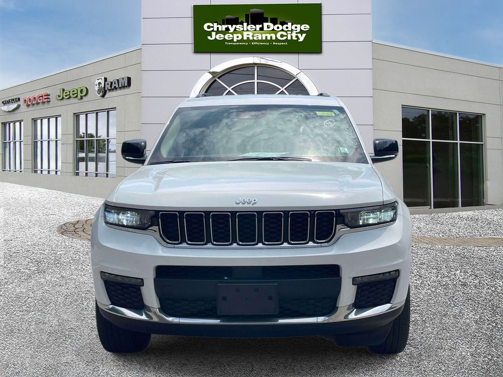 Used 2022 Jeep Grand Cherokee L Limited AWD/4WD image 2