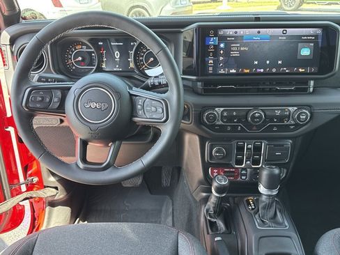 Used 2025 Jeep Wrangler Unlimited Rubicon w/ Convenience Group AWD/4WD image 7