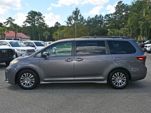 Used 2020 Toyota Sienna XLE image 2