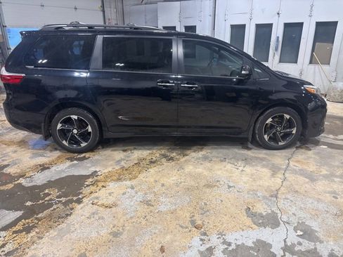 Used 2018 Toyota Sienna XLE image 2