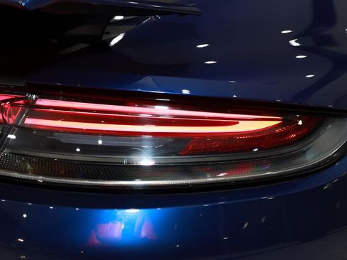 Used 2021 Porsche Panamera GTS w/ Premium Package image 33