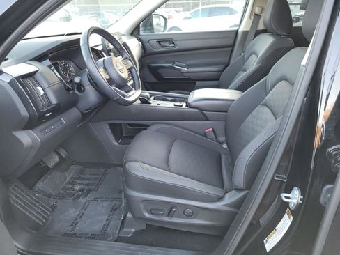 Used 2024 Nissan Pathfinder SV image 10