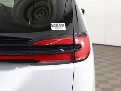 Used 2023 Chrysler Pacifica Touring-L FWD image 16