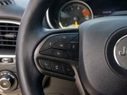 Used 2019 Jeep Cherokee Trailhawk image 25