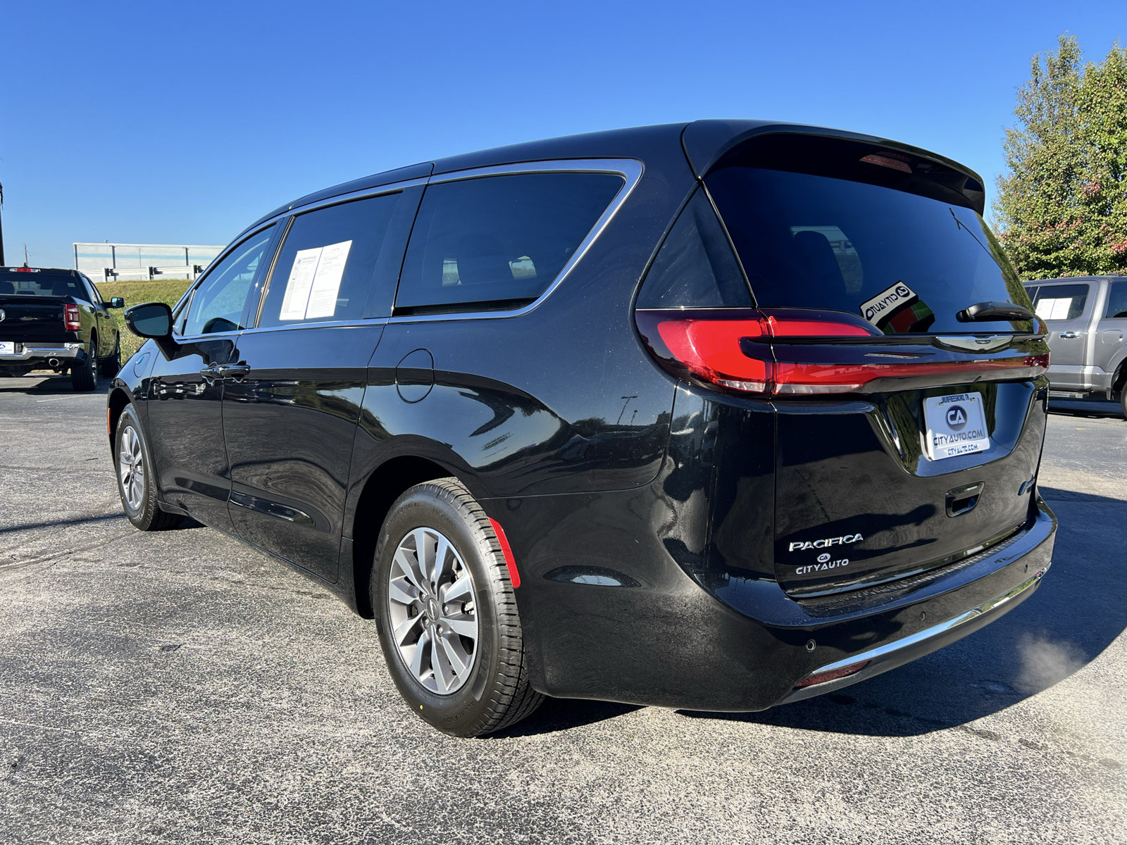 Used 2024 Chrysler Pacifica Limited FWD image 7