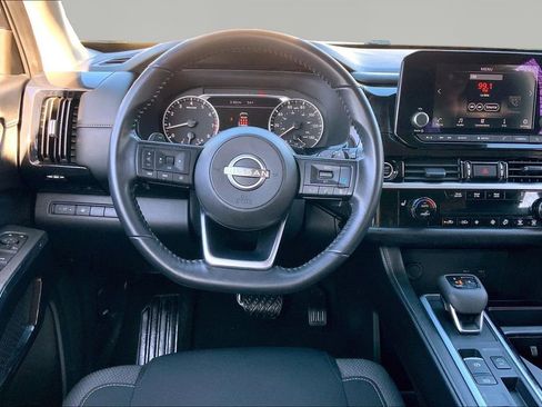 Used 2024 Nissan Pathfinder SV image 8