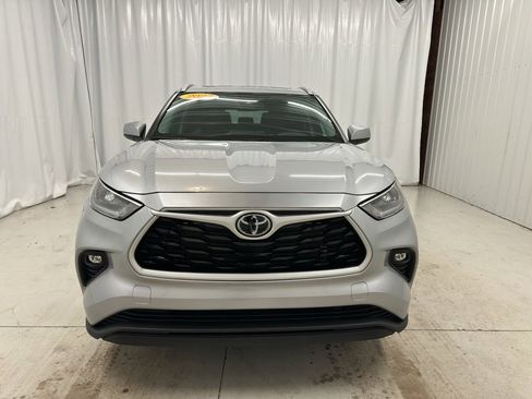 Used 2022 Toyota Highlander XLE image 2