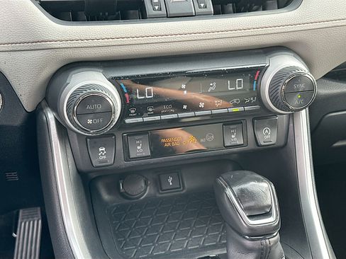 Used 2020 Toyota RAV4 XLE Premium image 15