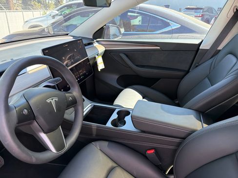 Used 2024 Tesla Model Y Long Range AWD/4WD image 4