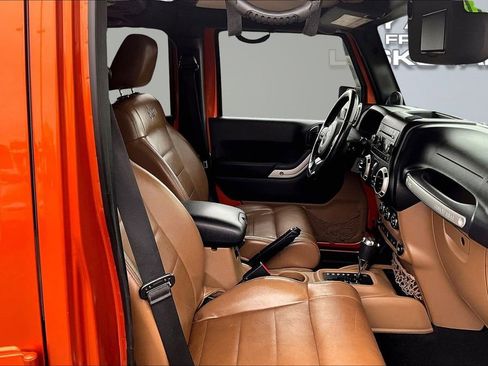 Used 2011 Jeep Wrangler Unlimited Sahara w/ Connectivity Group image 7