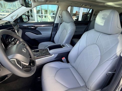 New 2026 Toyota Highlander Platinum image 17
