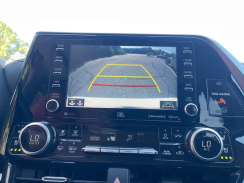 Used 2021 Toyota Highlander Limited FWD image 6