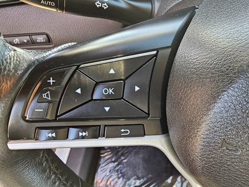Used 2017 Nissan Rogue SV w/ SV Premium Package FWD image 24