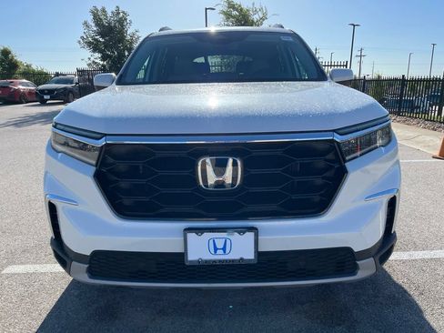 Used 2025 Honda Pilot Touring image 2