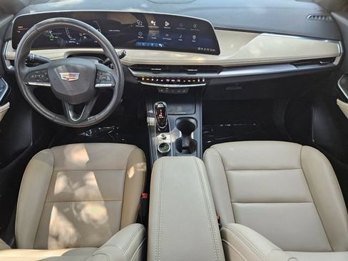 Used 2024 Cadillac XT4 Luxury w/ Cold Weather Package FWD image 18