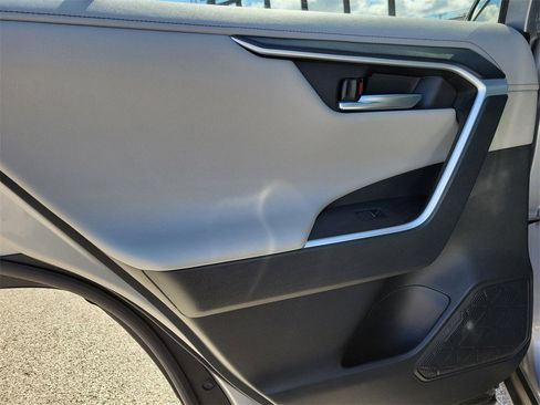 Used 2020 Toyota RAV4 Limited image 11
