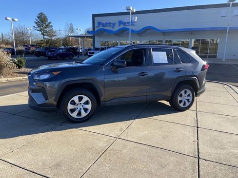 Used 2021 Toyota RAV4 LE image 5