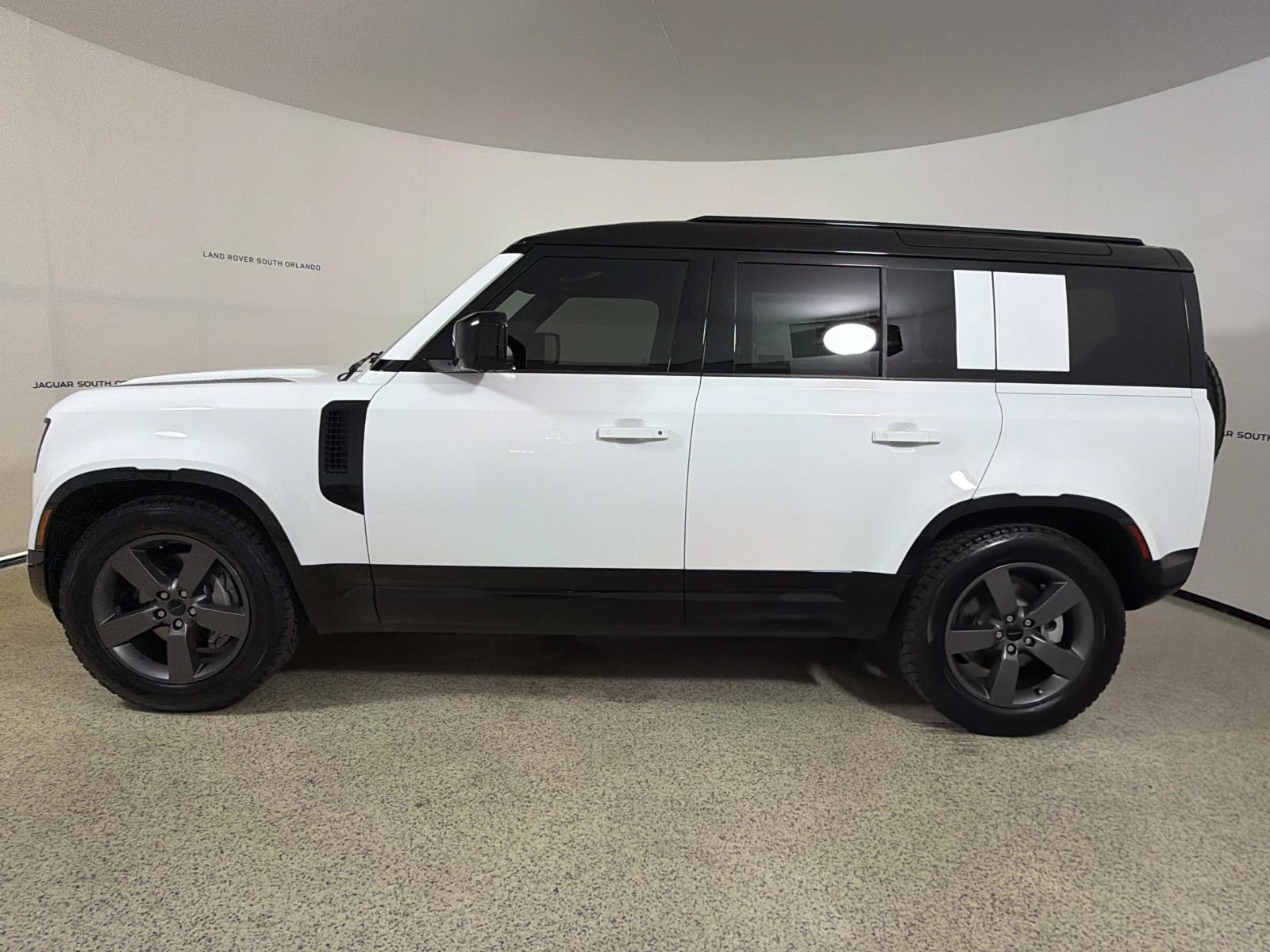 New 2026 Land Rover Defender 110 X-Dynamic SE AWD/4WD image 2