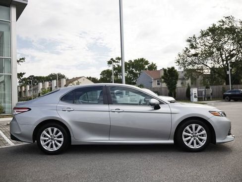 Used 2019 Toyota Camry LE FWD image 4
