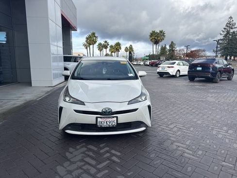 Used 2019 Toyota Prius L Eco image 2