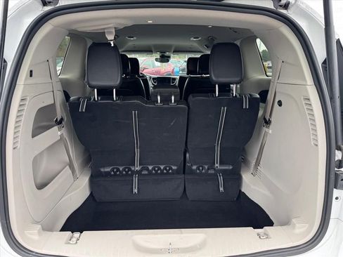 Used 2024 Chrysler Pacifica Touring-L image 10