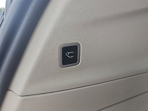 Used 2022 Chrysler Pacifica Touring-L image 9