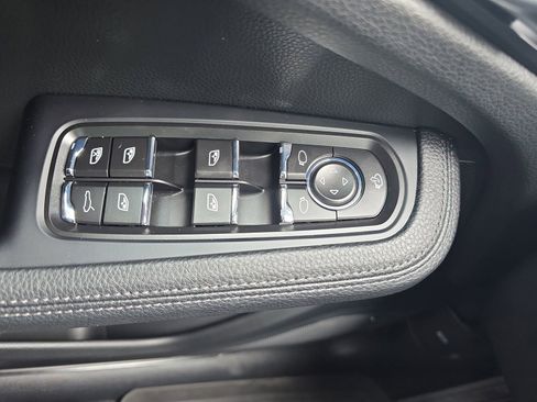 Certified 2025 Porsche Macan AWD/4WD image 19