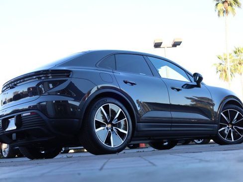 Used 2025 Porsche Macan 4 Electric image 19