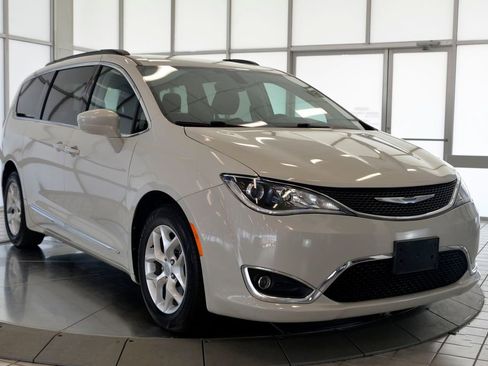 Used 2017 Chrysler Pacifica Touring-L w/ Tire & Wheel Group FWD image 2