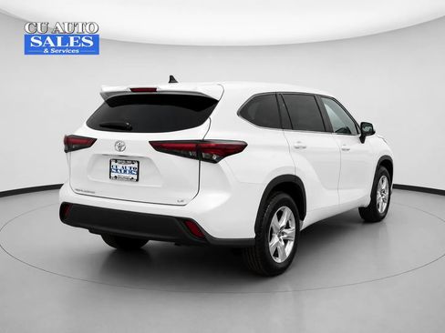 Used 2025 Toyota Highlander LE FWD image 7