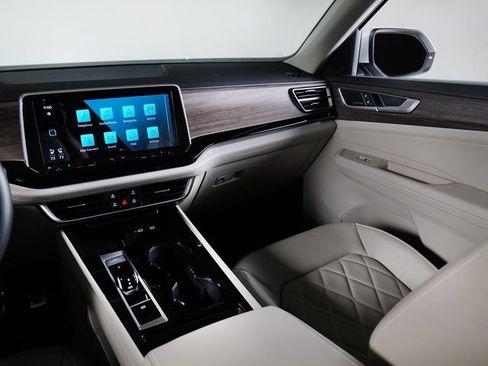 Used 2024 Volkswagen Atlas SEL Premium R-Line AWD/4WD image 17