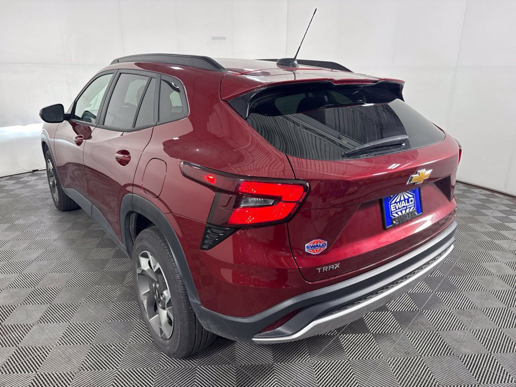 Used 2025 Chevrolet Trax LT FWD image 6