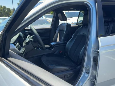 Used 2023 Jeep Grand Cherokee Altitude AWD/4WD image 11