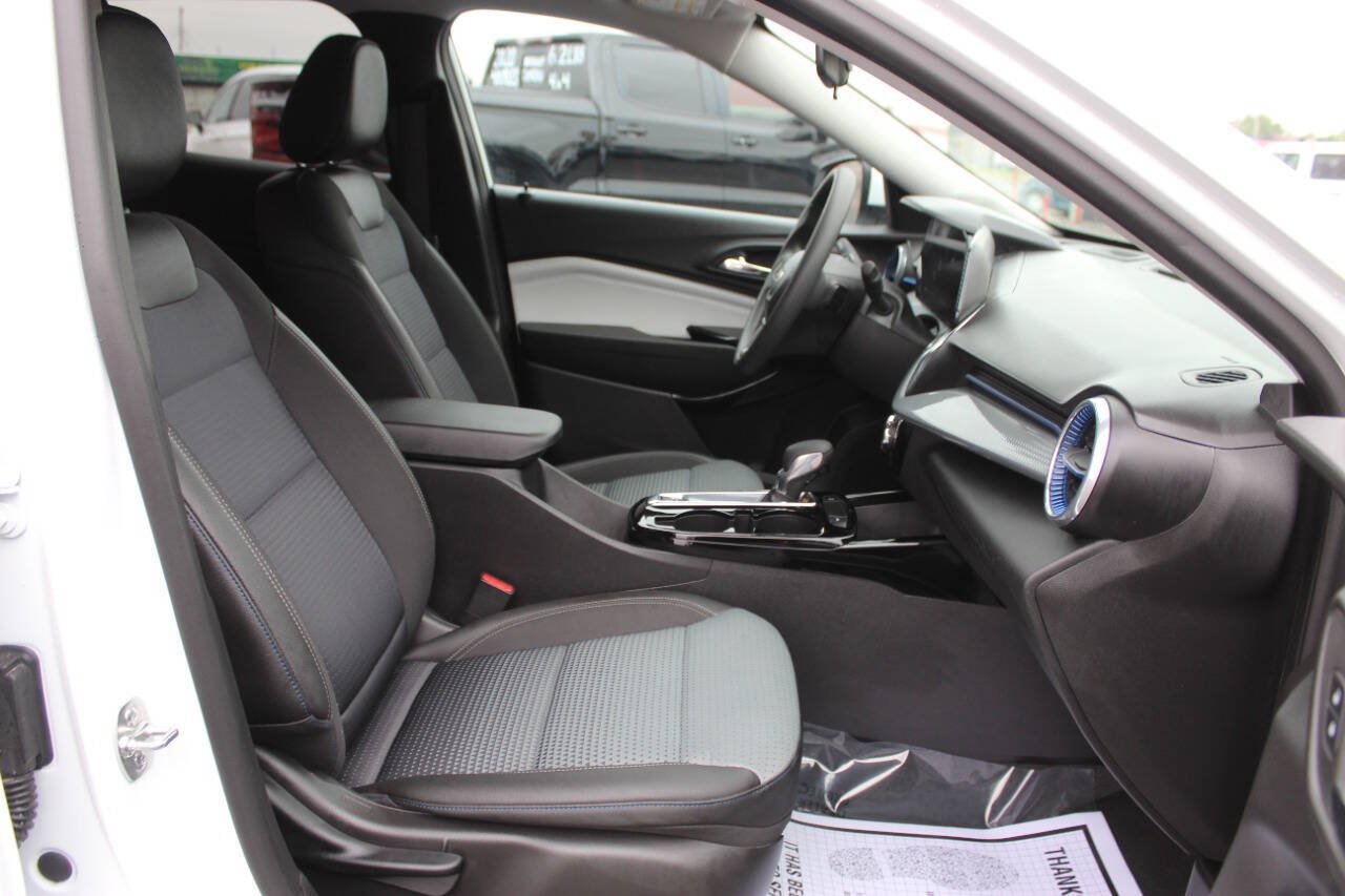 Used 2025 Chevrolet Trax LT FWD image 9