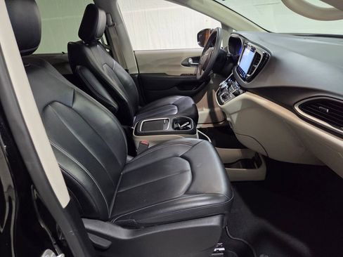 Used 2024 Chrysler Pacifica Touring-L FWD image 13