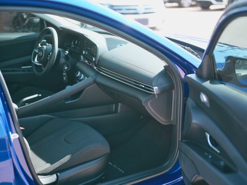 Used 2025 Hyundai Elantra SE image 14