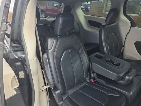 Used 2018 Chrysler Pacifica Touring-L Plus image 15