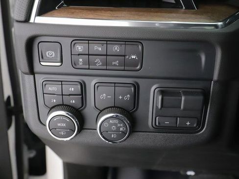 Used 2025 Chevrolet Suburban High Country AWD/4WD image 23