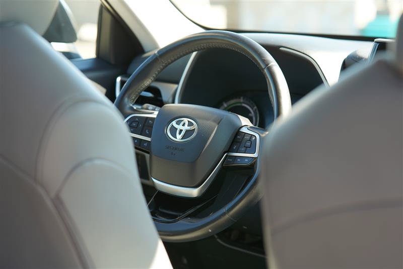 Used 2020 Toyota Highlander XLE AWD/4WD image 57