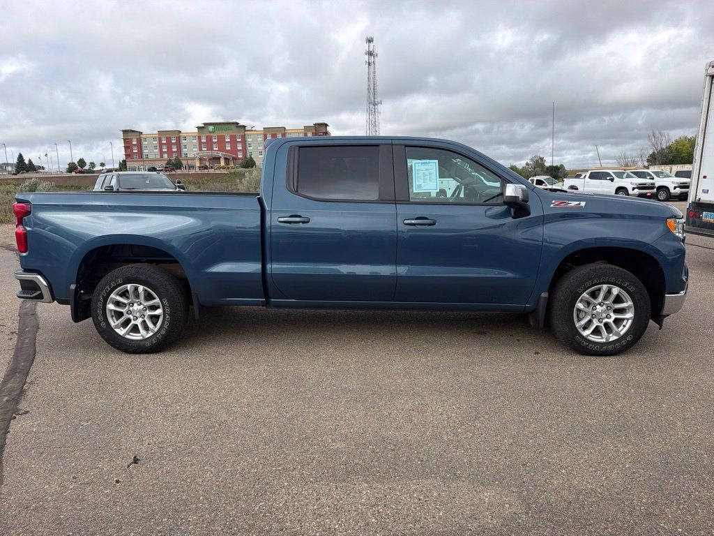 Used 2024 Chevrolet Silverado 1500 LT w/ Z71 Off-Road Package AWD/4WD image 4