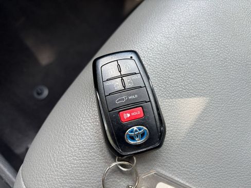 Used 2025 Toyota Sienna XLE FWD image 21