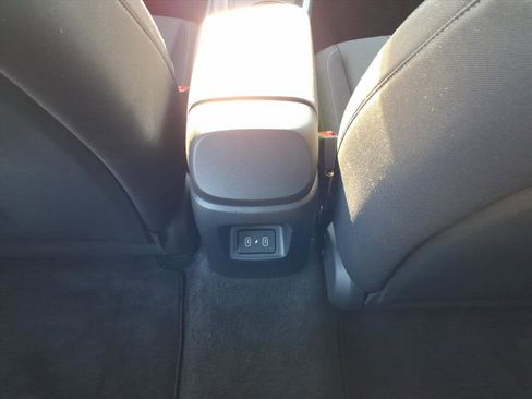 Used 2025 Hyundai Elantra SE image 12