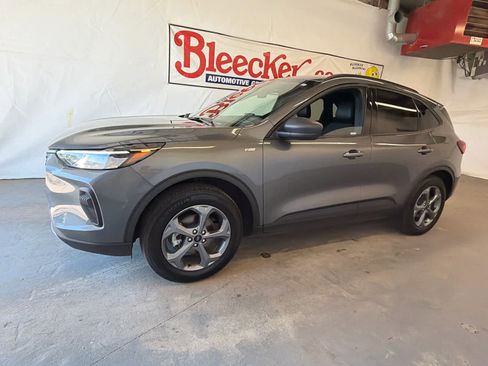 Used 2025 Ford Escape ST-Line AWD/4WD image 2