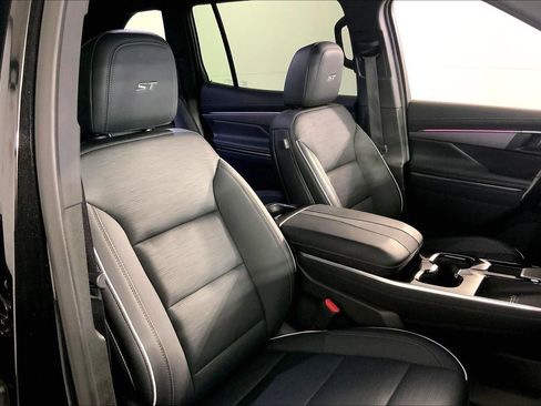 Used 2025 Buick Enclave Sport Touring image 7