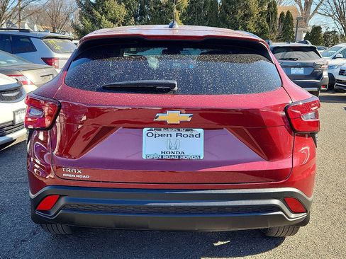 Used 2024 Chevrolet Trax LS w/ LS Convenience Package image 5