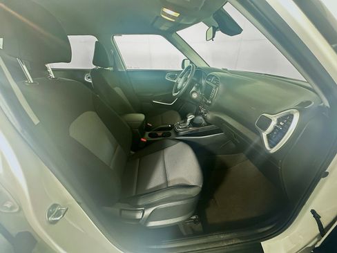 Used 2025 Kia Soul LX w/ LX Technology Package FWD image 31